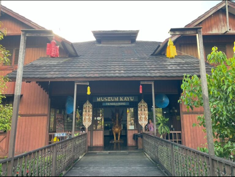 Sinergi Dispar Kukar Fasilitasi Lahan di Museum Kayu untuk Edukasi Budaya Pembangunan Rumah Adat Kutai