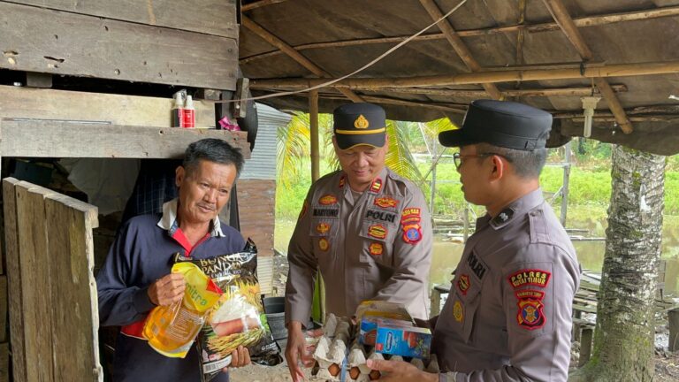 Polsek Muara Wahau Gelar Kegiatan Jumat Berkah untuk Bantu Warga Kurang Mampu