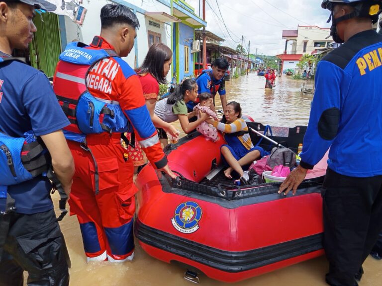 Banjir di Desa Bukit Pariaman, Damkarmatan Kukar Berhasil Evakuasi Warga.