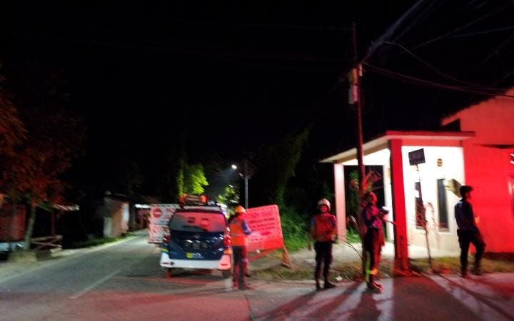 Penanganan Cepat Damkarmatan Kukar Atasi Konsleting Kabel Listrik di Loa Ipuh