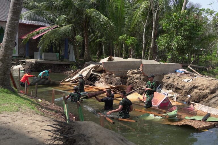 Yonzipur 17/AD Bersama Koramil Dewantara Laksanakan Pembersihan Puing Banjir di Balai Pengajian Aceh
